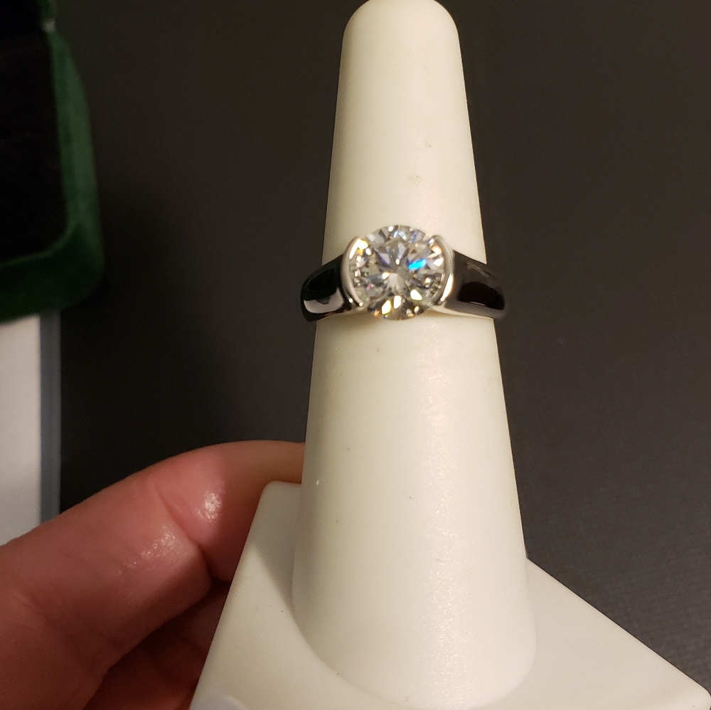2 CT 8mm D Color Brilliant (SIZE 6)
BNWT